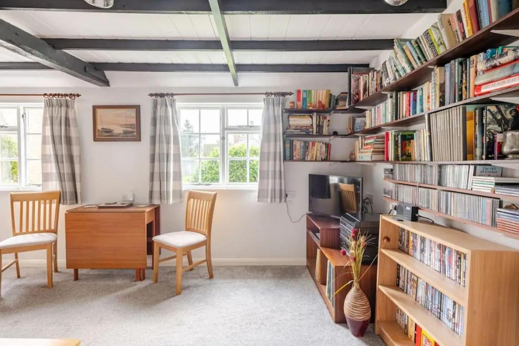 Cozy One-Bedroom Cottage In Great Tey Exteriör bild