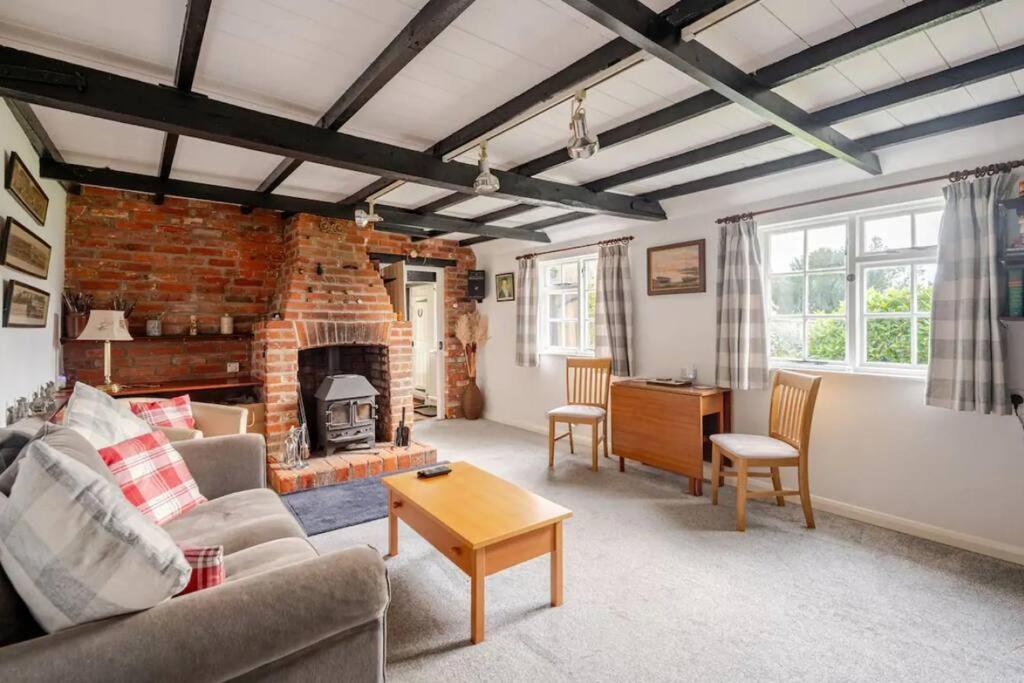Cozy One-Bedroom Cottage In Great Tey Exteriör bild